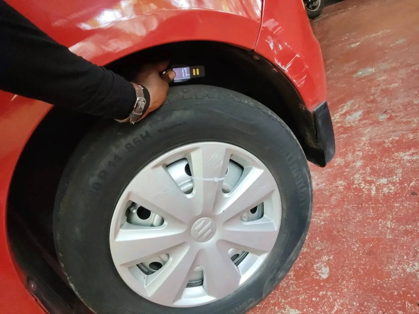 2009 Maruti Swift LXI 1.3, Petrol, Manual, 1,26,100 km, tyre