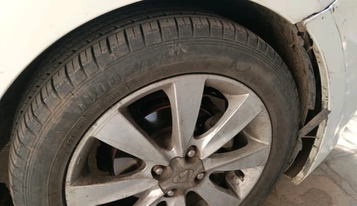 2011 Hyundai Verna FLUIDIC 1.6 CRDI SX, Diesel, Manual, 1,16,074 km, tyre