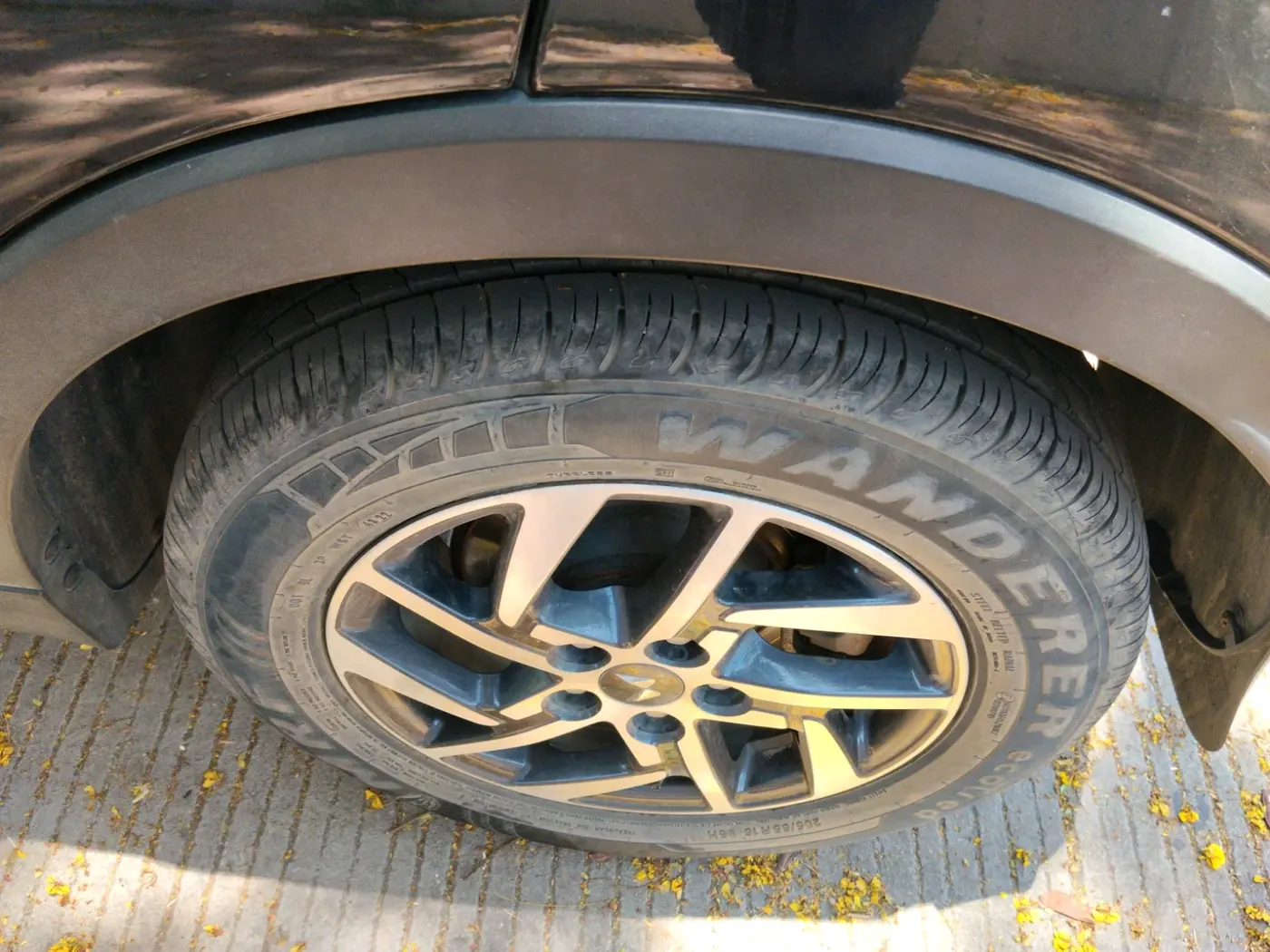 2023 Mahindra XUV300 W8 (O) 1.2 PETROL, Petrol, Manual, 21,147 km, tyre