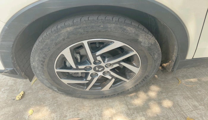 2023 Mahindra XUV300 W8 (O) 1.2 PETROL AMT, Petrol, Automatic, 26,202 km, tyre