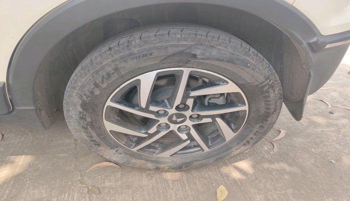 2023 Mahindra XUV300 W8 (O) 1.2 PETROL AMT, Petrol, Automatic, 26,202 km, tyre