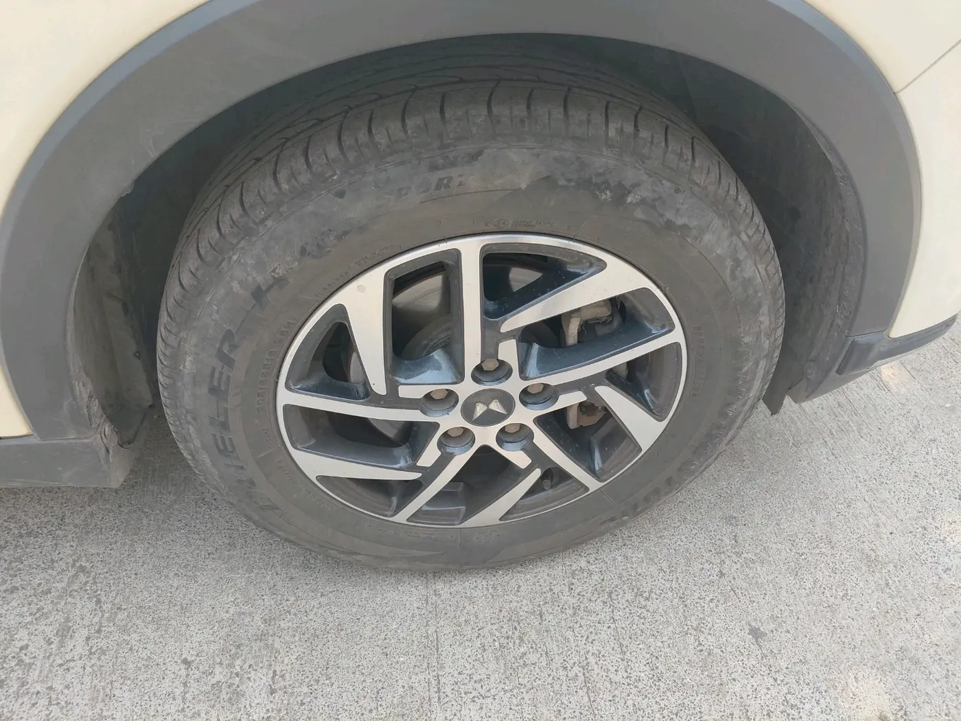 2023 Mahindra XUV300 W8 (O) 1.2 PETROL AMT, Petrol, Automatic, 28,200 km, tyre