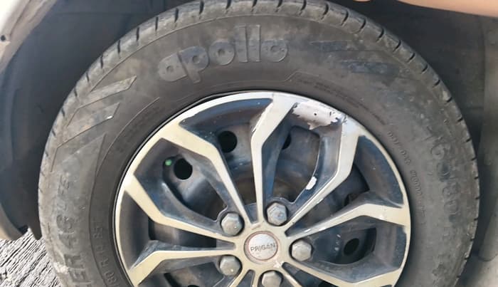 2015 Maruti Swift VXI, Petrol, Manual, 1,40,703 km, tyre