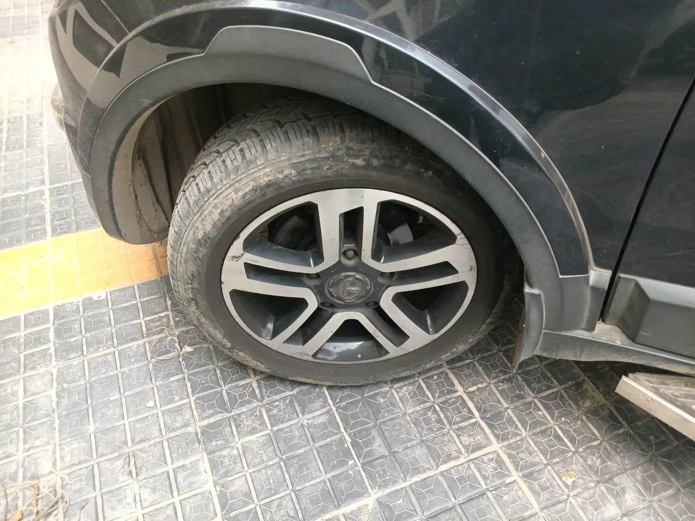 2019 Tata Hexa XTA 4X2 6 STR, Diesel, Automatic, 1,00,648 km, tyre