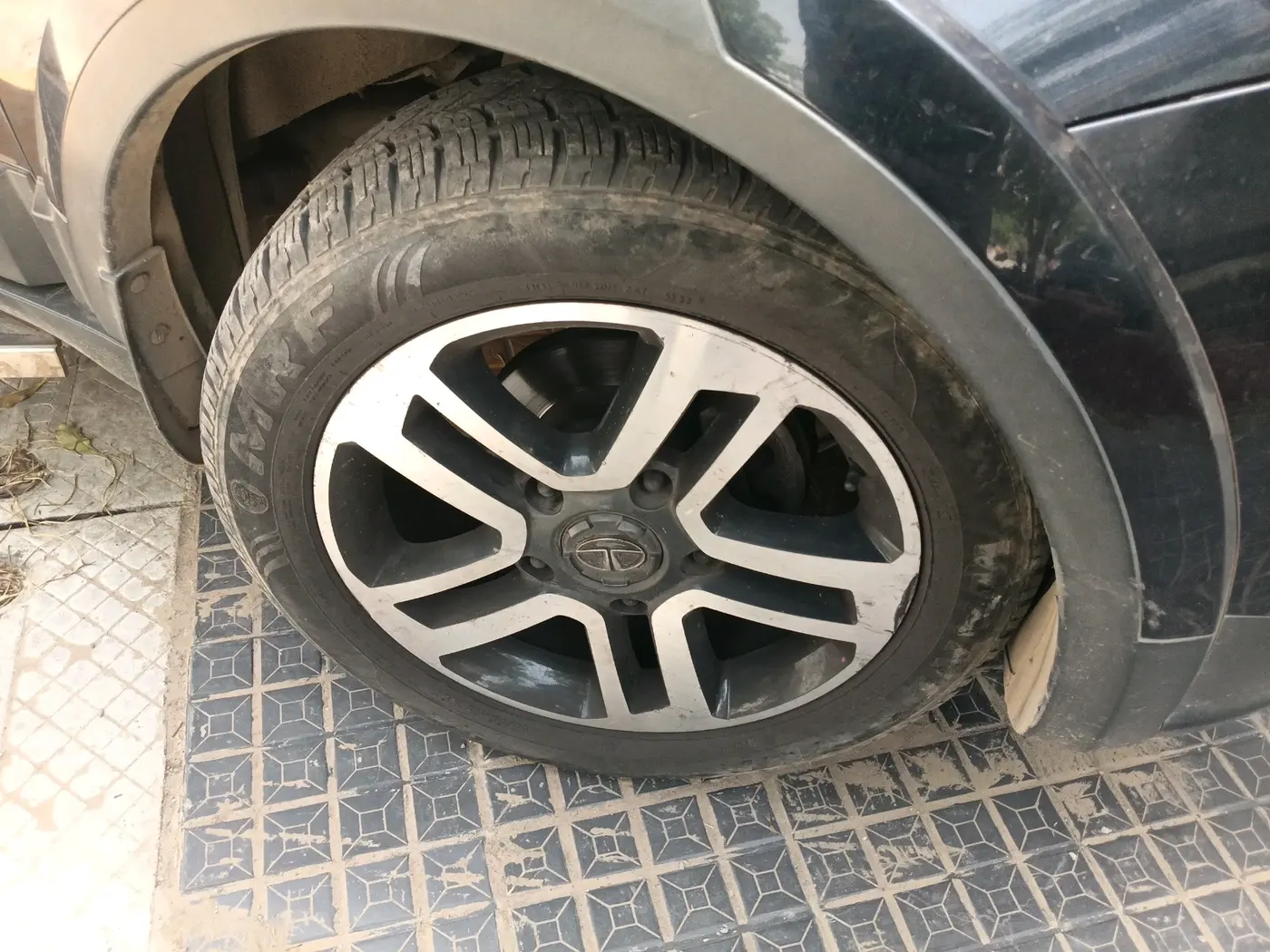 2019 Tata Hexa XTA 4X2 6 STR, Diesel, Automatic, 1,00,648 km, tyre
