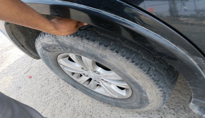 2014 Ssangyong Rexton RX7, Diesel, Automatic, 1,64,122 km, tyre