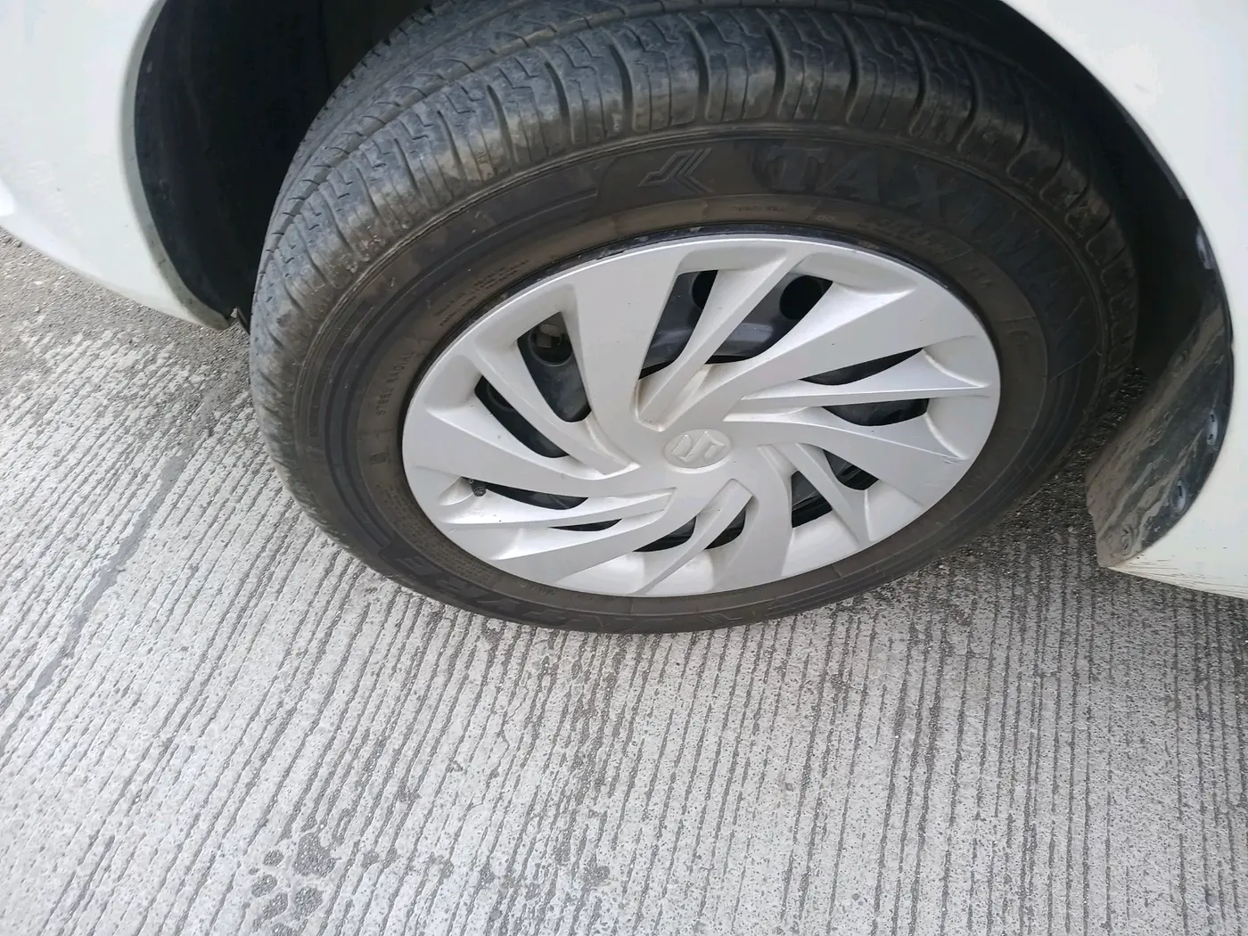 2023 Maruti Ertiga VXI CNG, CNG, Manual, 50,067 km, tyre