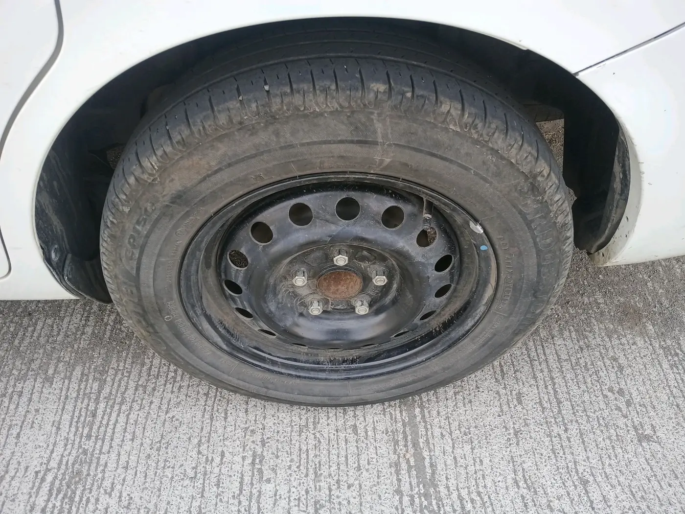 2023 Maruti Ertiga VXI CNG, CNG, Manual, 50,067 km, tyre