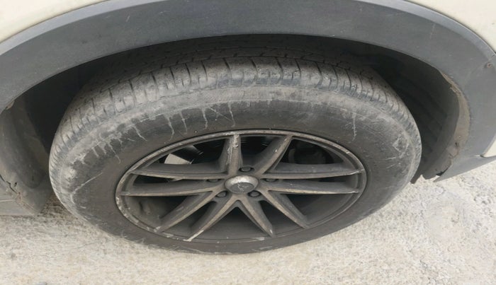 2022 Mahindra XUV300 W6 1.5 DIESEL AMT, Diesel, Automatic, 1,15,207 km, tyre