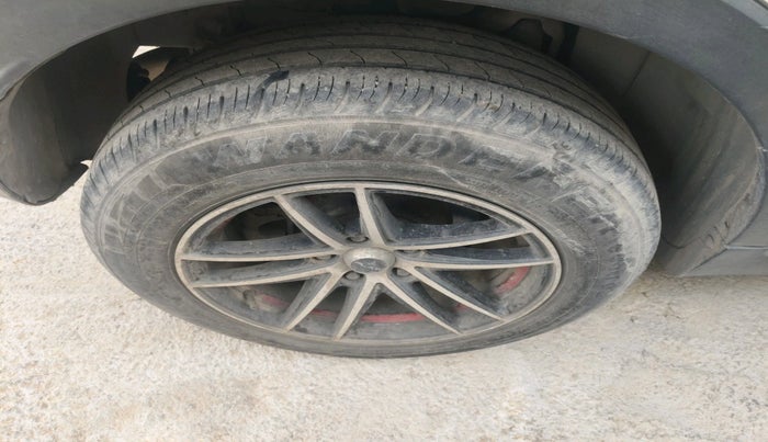 2022 Mahindra XUV300 W6 1.5 DIESEL AMT, Diesel, Automatic, 1,15,207 km, tyre