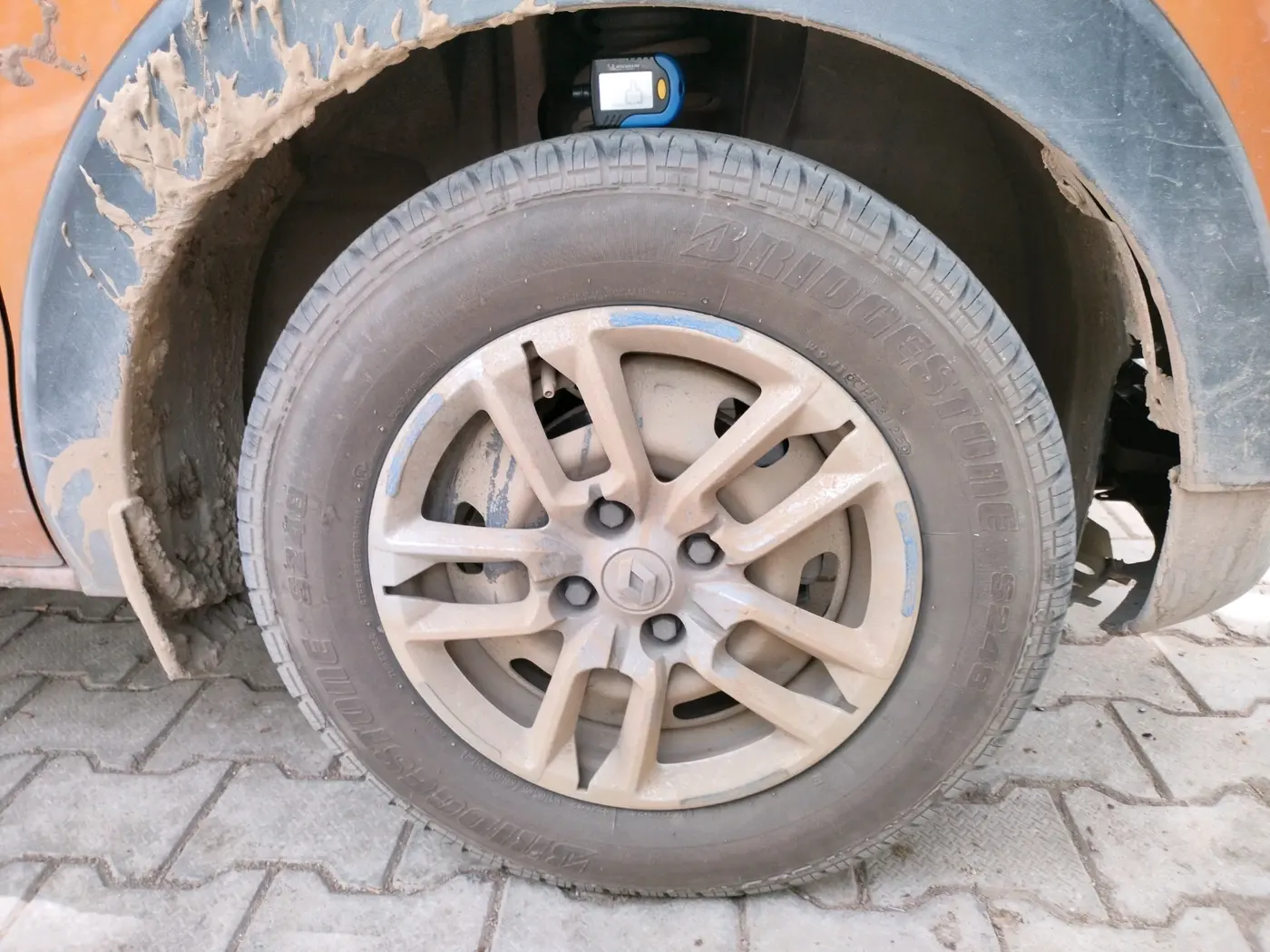 2019 Renault TRIBER RXT, CNG, Manual, 1,19,656 km, tyre