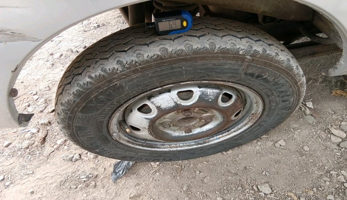 2012 Maruti Eeco 7 STR, CNG, Manual, 13,520 km, tyre