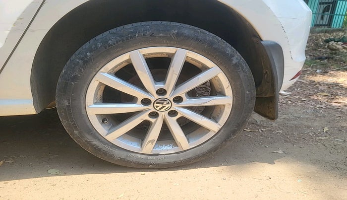 2018 Volkswagen Polo HIGHLINE PLUS 1.2(16 ALLOY, Petrol, Manual, 1,14,331 km, tyre