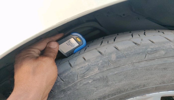 2017 Toyota Innova Crysta 2.4 VX 7 STR, Diesel, Manual, 2,09,476 km, tyre