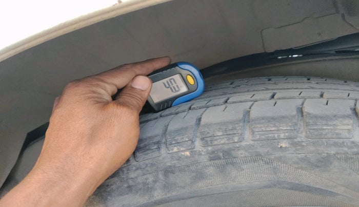 2017 Toyota Innova Crysta 2.4 VX 7 STR, Diesel, Manual, 2,09,476 km, tyre