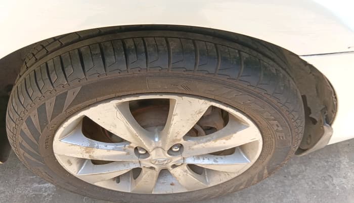 2011 Hyundai Verna FLUIDIC 1.6 VTVT SX AT, Petrol, Automatic, 70,757 km, tyre