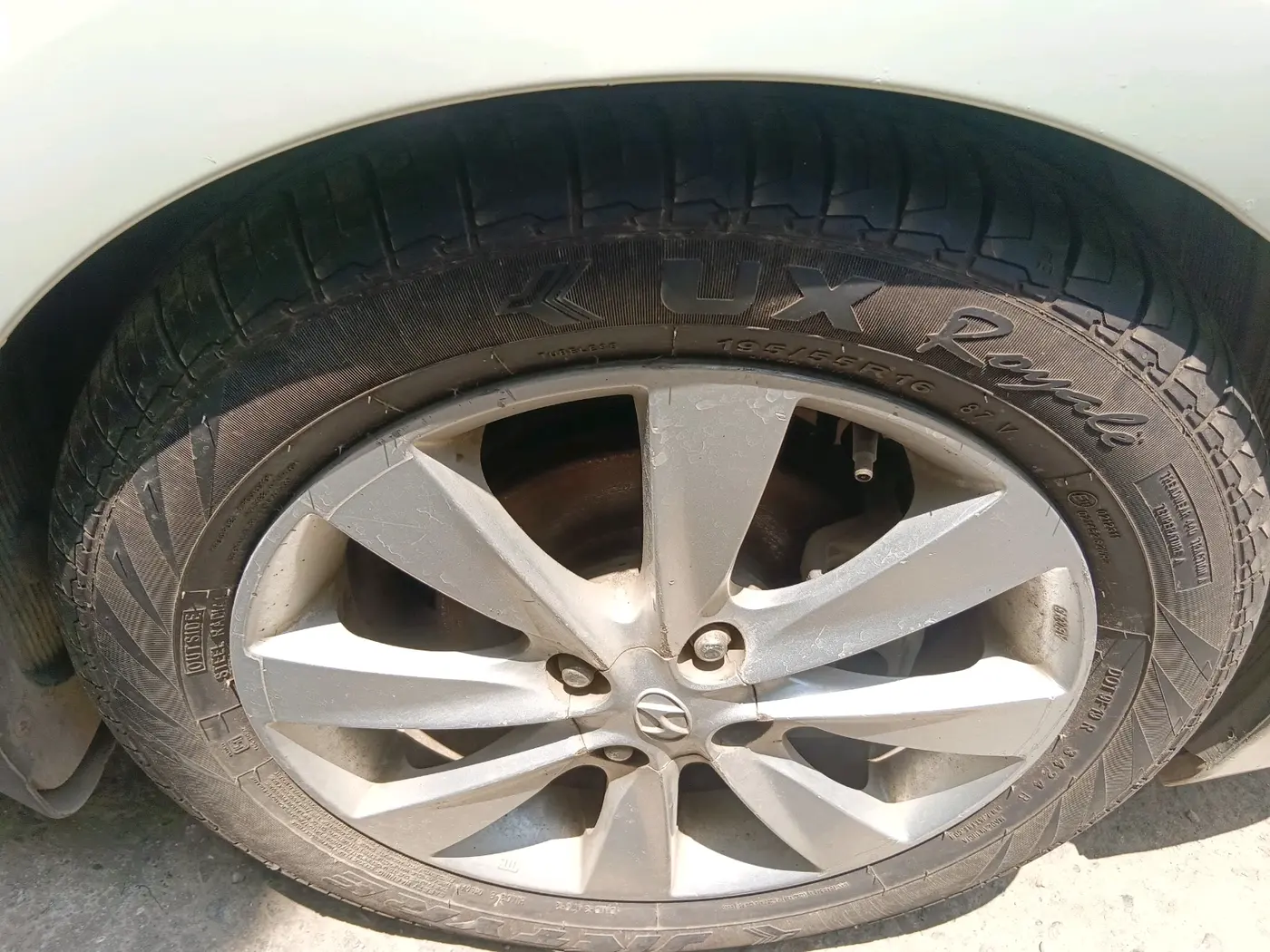 2011 Hyundai Verna FLUIDIC 1.6 VTVT SX AT, Petrol, Automatic, 99,539 km, tyre
