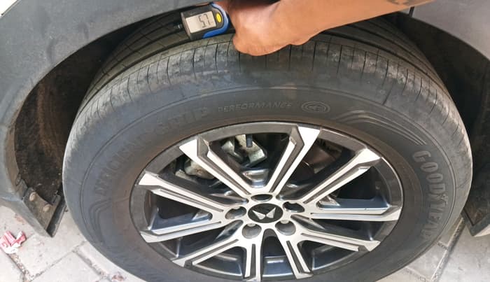 2025 Mahindra XUV700 AX 7 LUXURY D AT 7 STR, Diesel, Automatic, 8,298 km, tyre