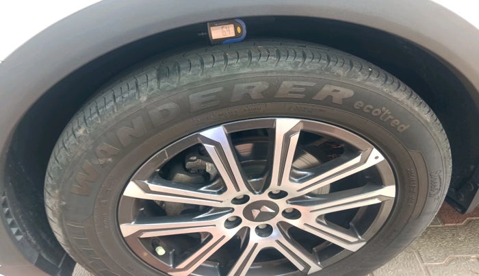 2022 Mahindra XUV700 AX 7 P AT 7 STR, Petrol, Automatic, 29,994 km, tyre