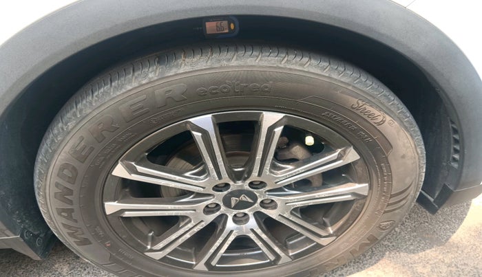 2022 Mahindra XUV700 AX 7 P AT 7 STR, Petrol, Automatic, 29,994 km, tyre