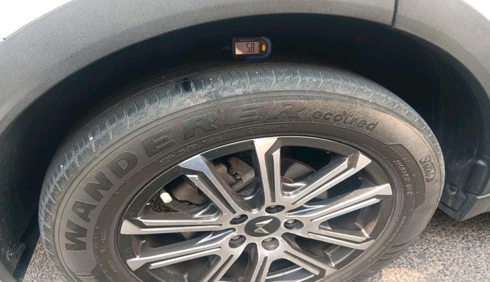 2022 Mahindra XUV700 AX 7 P AT 7 STR, Petrol, Automatic, 29,994 km, tyre