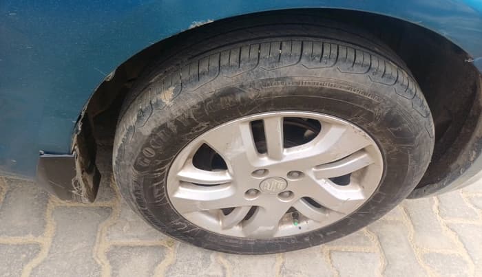 2012 Maruti Swift Dzire ZXI, CNG, Manual, 1,44,574 km, tyre
