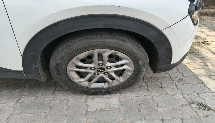 2022 KIA CARENS LUXURY PLUS 1.4 PETROL 7 STR, Petrol, Manual, 92,610 km, tyre