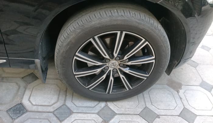2019 Volvo XC 60 D5 INSCRIPTION, Diesel, Automatic, 1,38,189 km, tyre