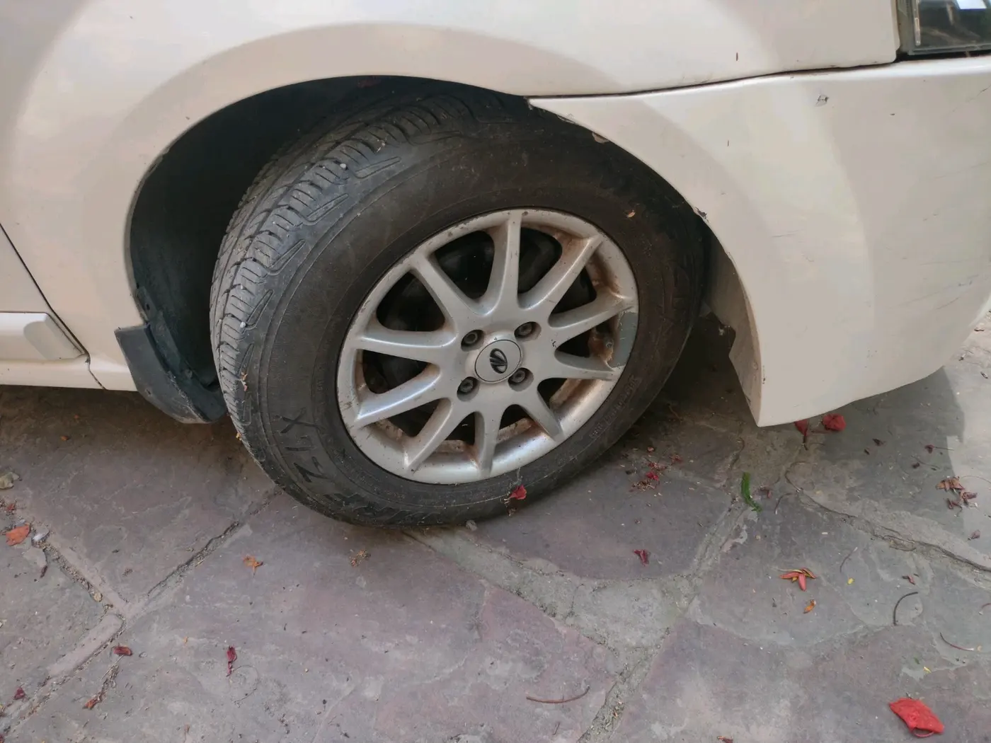 2018 Mahindra E VERITO D6, Electric, Automatic, 74,706 km, tyre