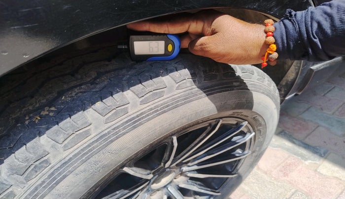 2020 Mahindra XUV300 W6 1.2 PETROL, Petrol, Manual, 51,004 km, tyre