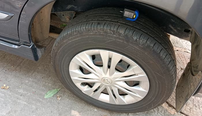 2015 Toyota Innova 2.5 GX 8 STR, Diesel, Manual, 2,92,203 km, tyre