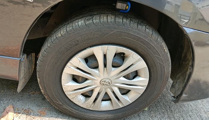 2015 Toyota Innova 2.5 GX 8 STR, Diesel, Manual, 2,92,203 km, tyre
