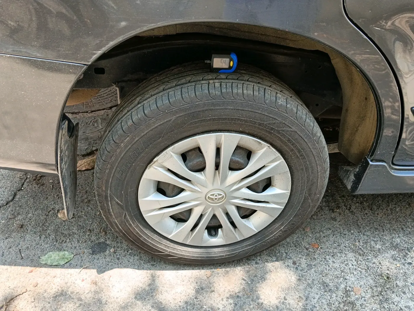 2015 Toyota Innova 2.5 GX 8 STR, Diesel, Manual, 2,92,203 km, tyre