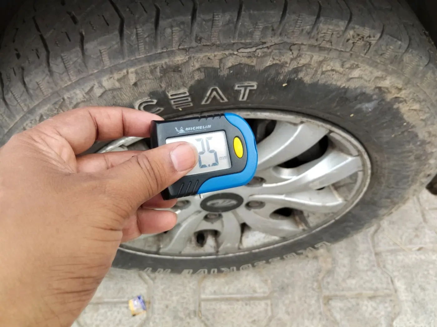 2018 Mahindra XUV500 W10, Diesel, Manual, 1,02,044 km, tyre