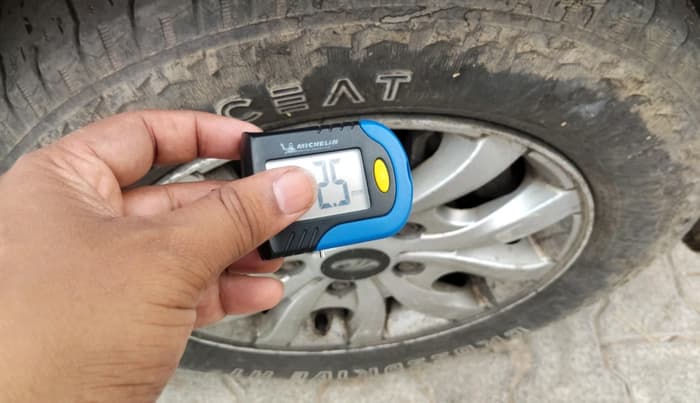 2018 Mahindra XUV500 W10, Diesel, Manual, 1,02,044 km, tyre