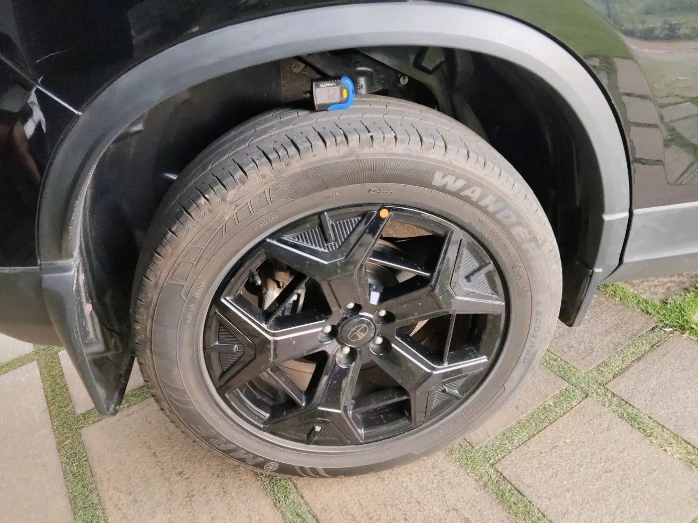 2024 Tata Harrier FEARLESS PLUS DARK EDITION AT, Diesel, Automatic, 8,744 km, tyre