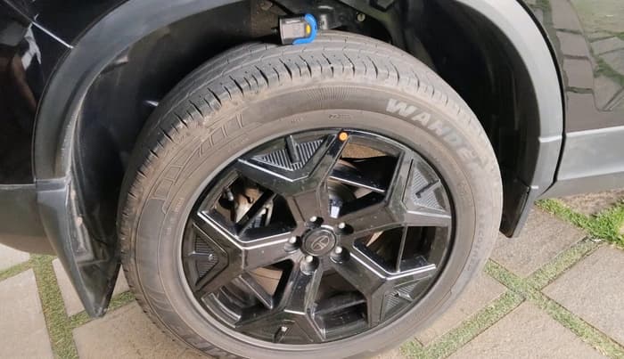 2024 Tata Harrier FEARLESS PLUS DARK EDITION AT, Diesel, Automatic, 8,744 km, tyre