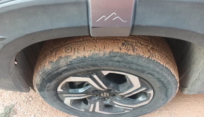 2022 Maruti BREZZA ZXI + SMART HYBRID DUAL TONE, Petrol, Manual, 72,099 km, tyre