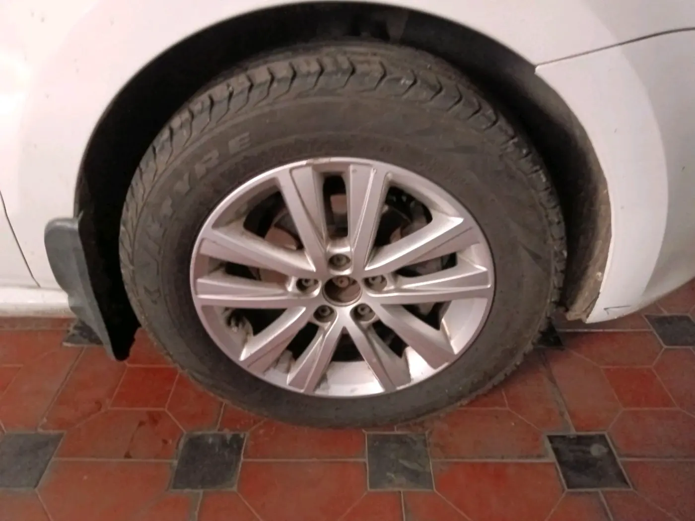 2012 Volkswagen Polo HIGHLINE1.2L, Petrol, Manual, 1,05,609 km, tyre
