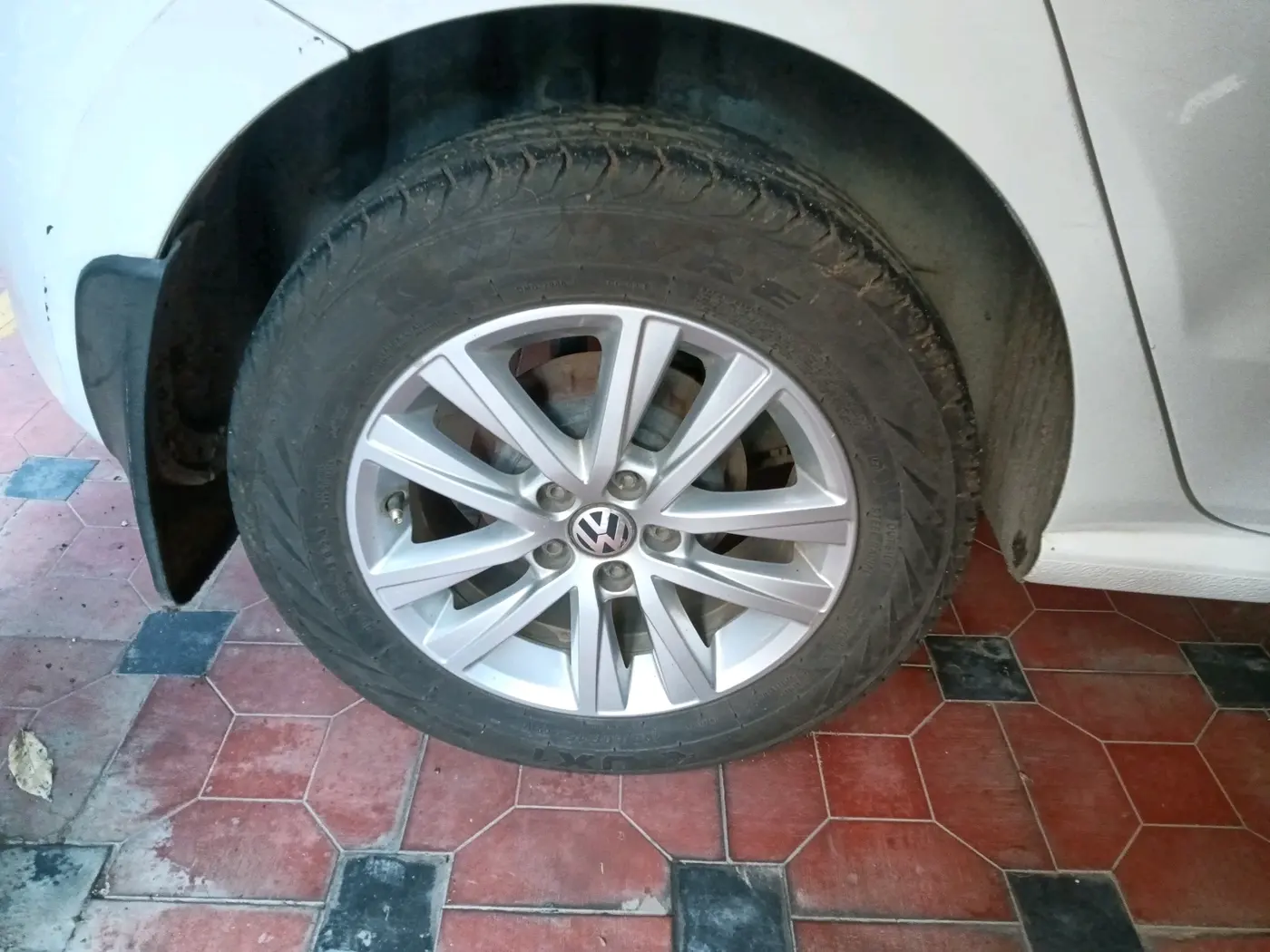 2012 Volkswagen Polo HIGHLINE1.2L, Petrol, Manual, 1,05,609 km, tyre
