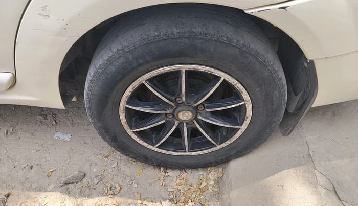 2011 Mahindra Verito 1.5 D6, Diesel, Manual, 1,64,183 km, tyre