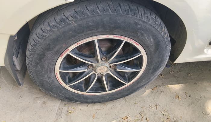 2011 Mahindra Verito 1.5 D6, Diesel, Manual, 1,64,183 km, tyre