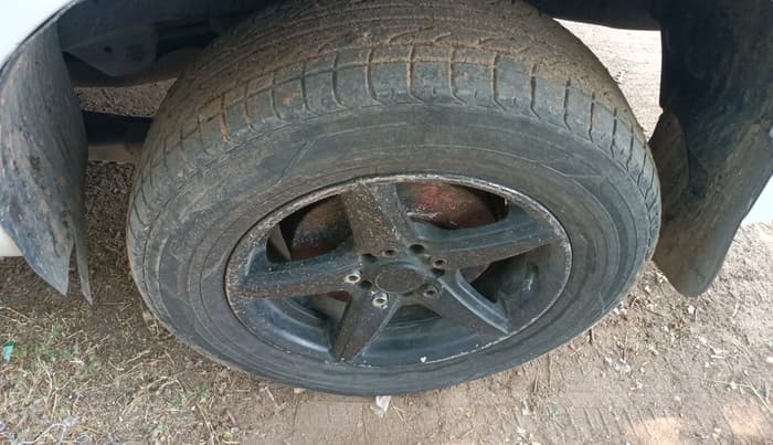 2006 Toyota Innova 2.5 G2, Diesel, Manual, 1,89,866 km, tyre