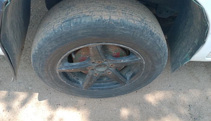 2006 Toyota Innova 2.5 G2, Diesel, Manual, 1,89,866 km, tyre