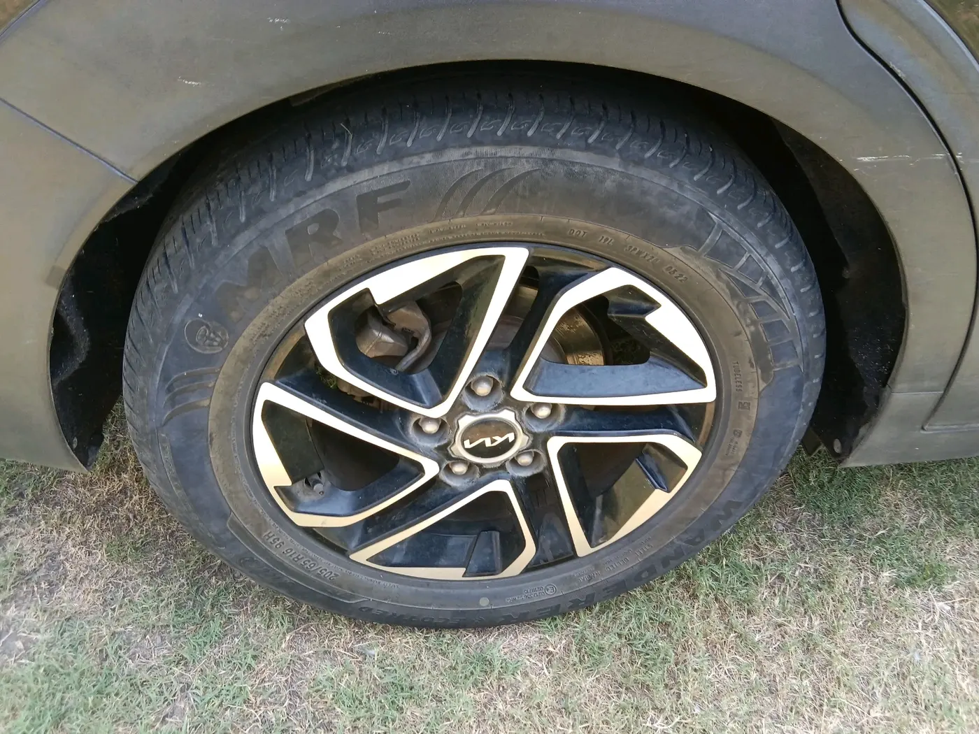 2022 KIA CARENS LUXURY PLUS 1.4 PETROL 7 STR, Petrol, Manual, 32,652 km, tyre
