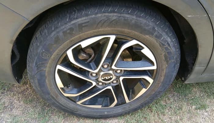 2022 KIA CARENS LUXURY PLUS 1.4 PETROL 7 STR, Petrol, Manual, 32,652 km, tyre