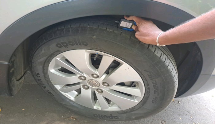 2015 Maruti S Cross ZETA 1.3, Diesel, Manual, 63,867 km, tyre