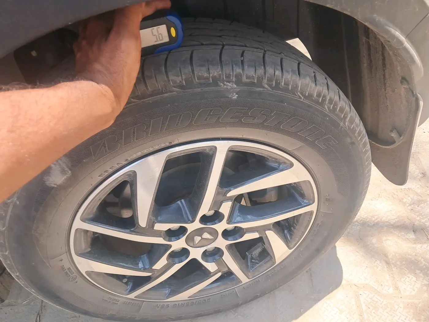 2024 Mahindra XUV300 W8 (O) 1.2 PETROL, Petrol, Manual, 23,627 km, tyre