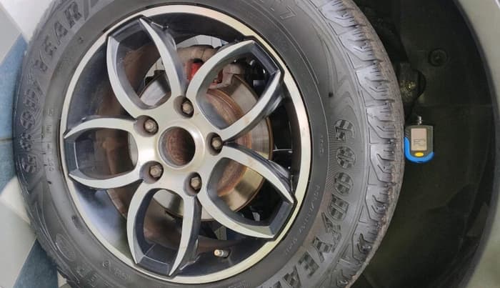 2013 Mahindra XUV500 W6, Diesel, Manual, 1,00,416 km, tyre
