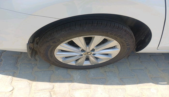2025 Volkswagen VIRTUS Highline Plus 1.0 TSI MT, Petrol, Manual, 1,858 km, tyre